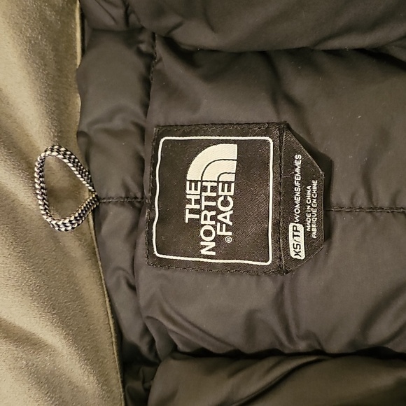 The North Face Women's Black Hooded Puffer Jacket 600 Fill - Picture 10 of 13